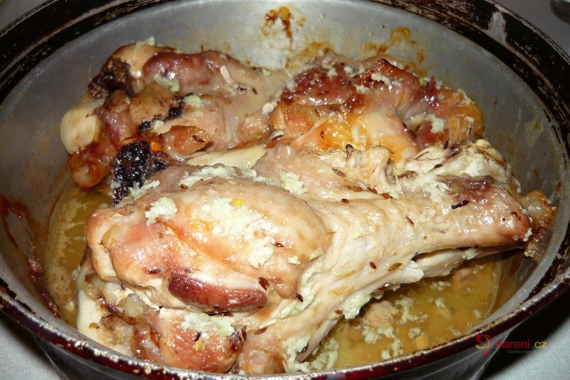 Krůtí ramínka s knedlíkem a zelím - fotografie 3