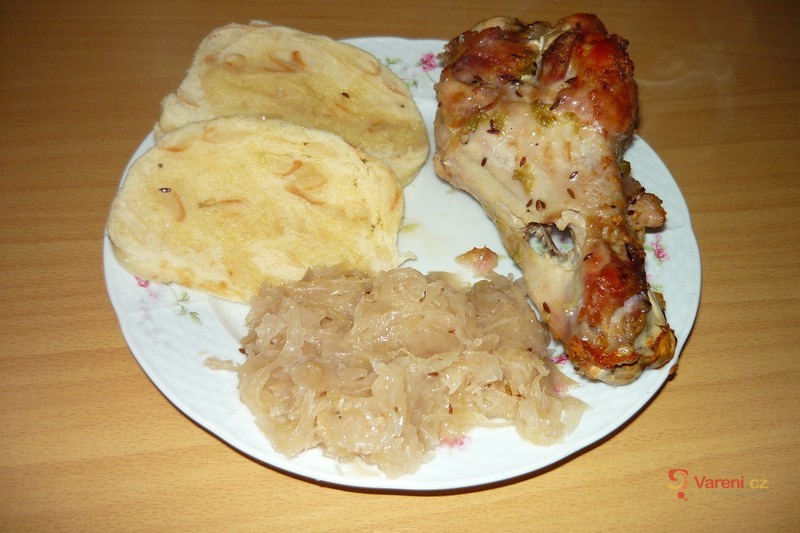 Krůtí ramínka s knedlíkem a zelím - fotografie 4