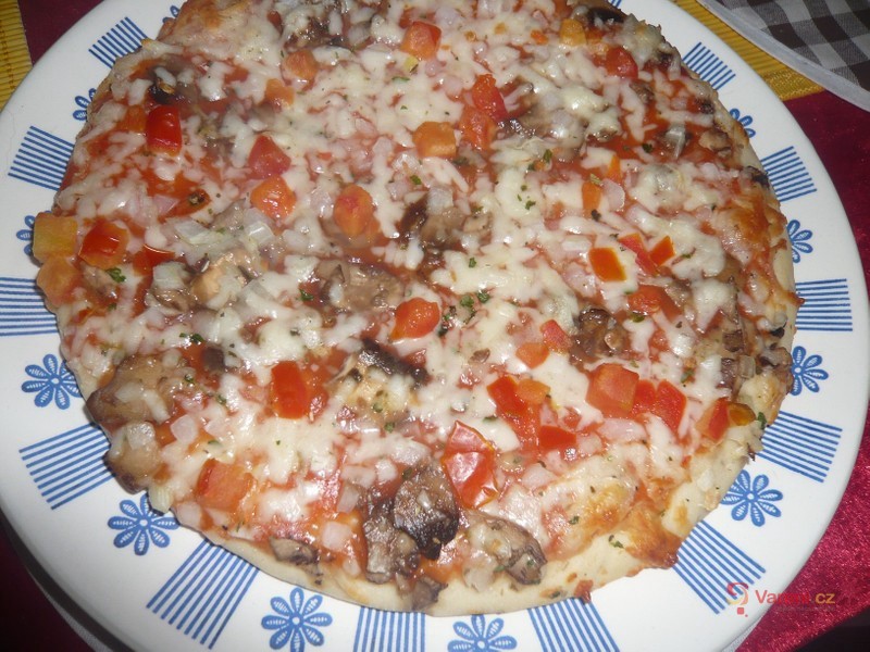 Pizza se šunkou a žampiony - fotografie 2