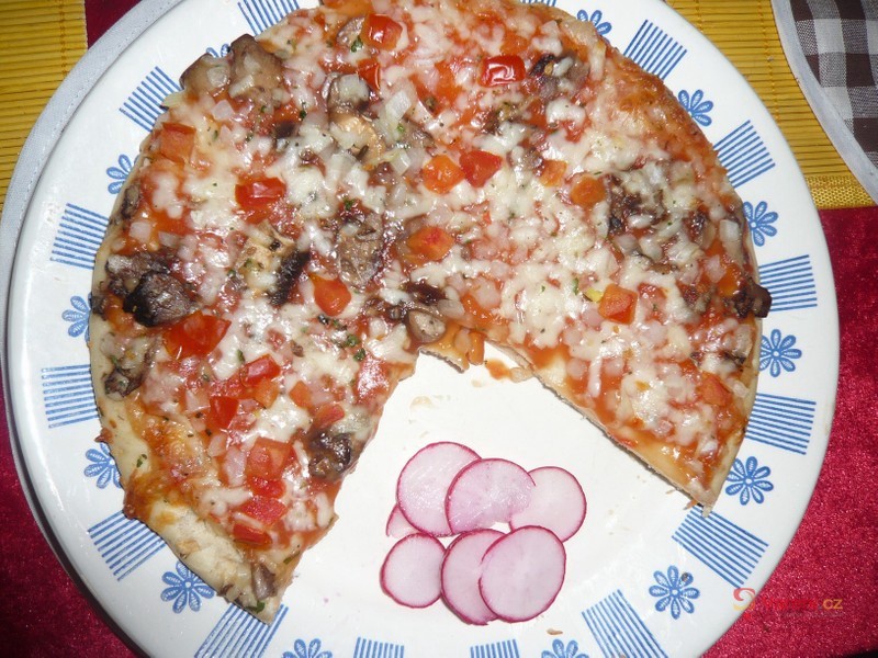 Pizza se šunkou a žampiony - fotografie 3