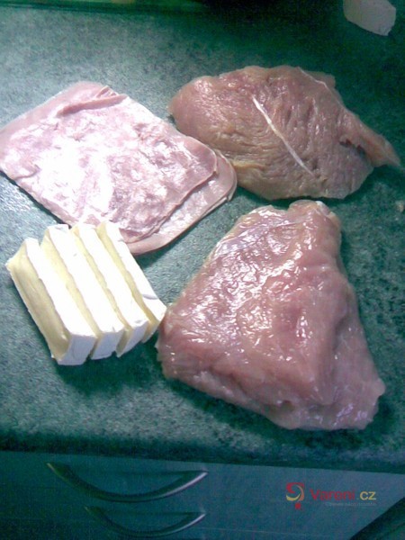 Krůtí řízek plněný šunkou a hermelínem - fotografie 2