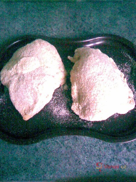 Krůtí řízek plněný šunkou a hermelínem - fotografie 3