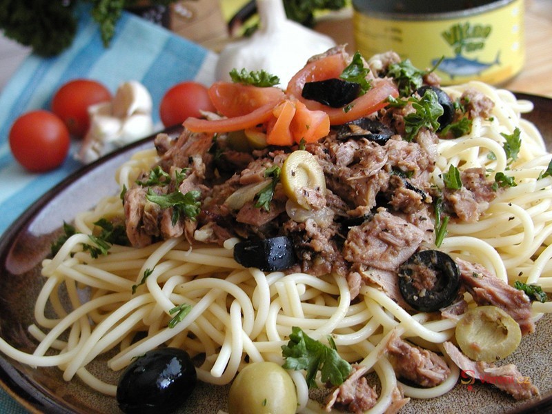 Špagety s tuňákem a olivami