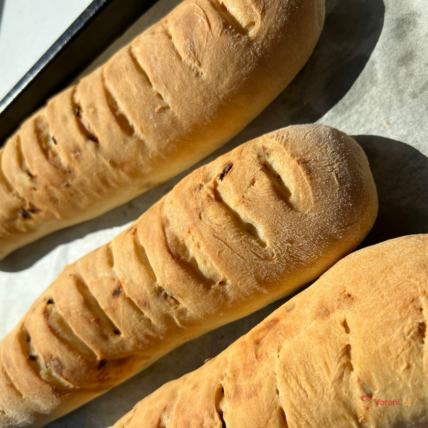 Ciabatta se sušenými rajčaty a olivami - fotografie 2