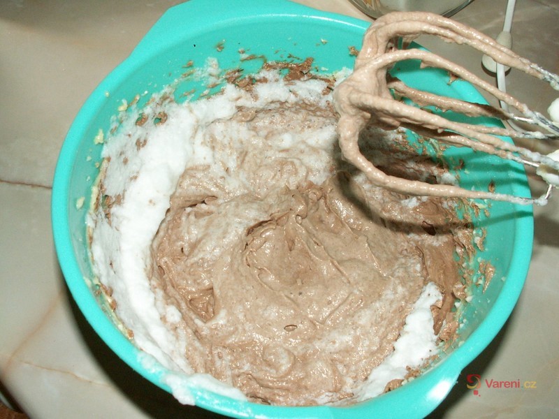 Oříšková bábovka s rumovými jablíčky - fotografie 3