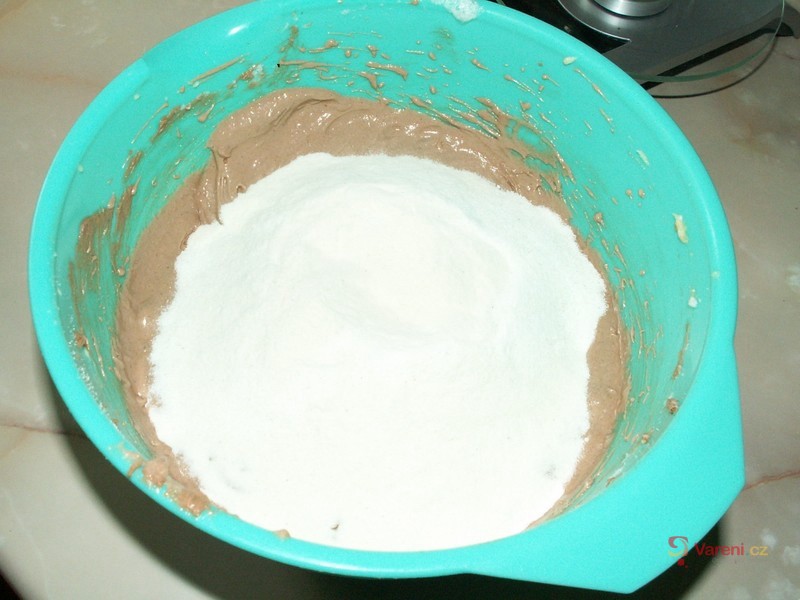 Oříšková bábovka s rumovými jablíčky - fotografie 4