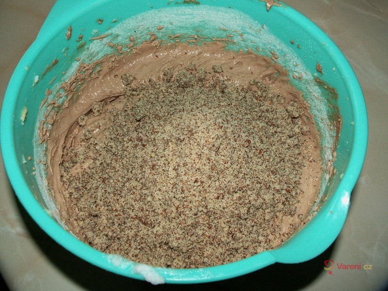 Oříšková bábovka s rumovými jablíčky - fotografie 5