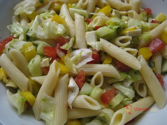 Salát z těstovin s bazalkou - fotografie 2