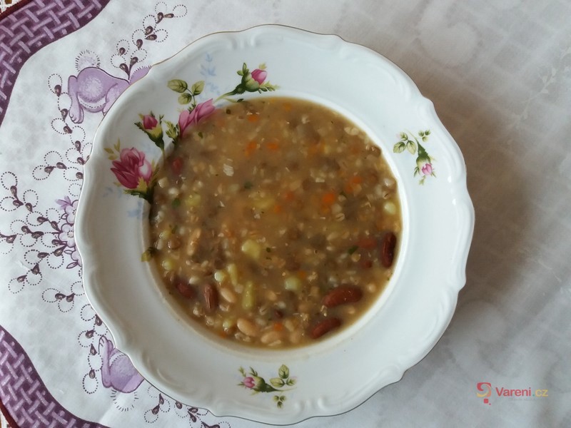 Hrstková luštěninová polévka