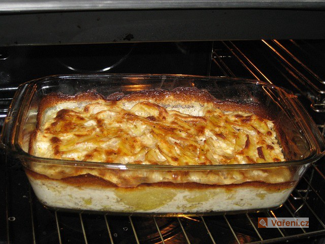 Pikantní zapečené brambory se slaninou