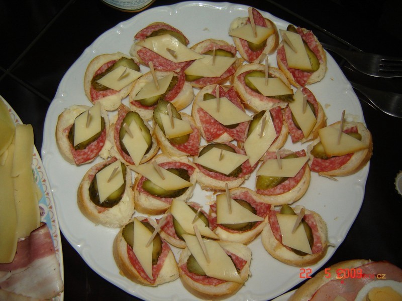 Jednohubky s česnekovou pomazánkou - fotografie 3