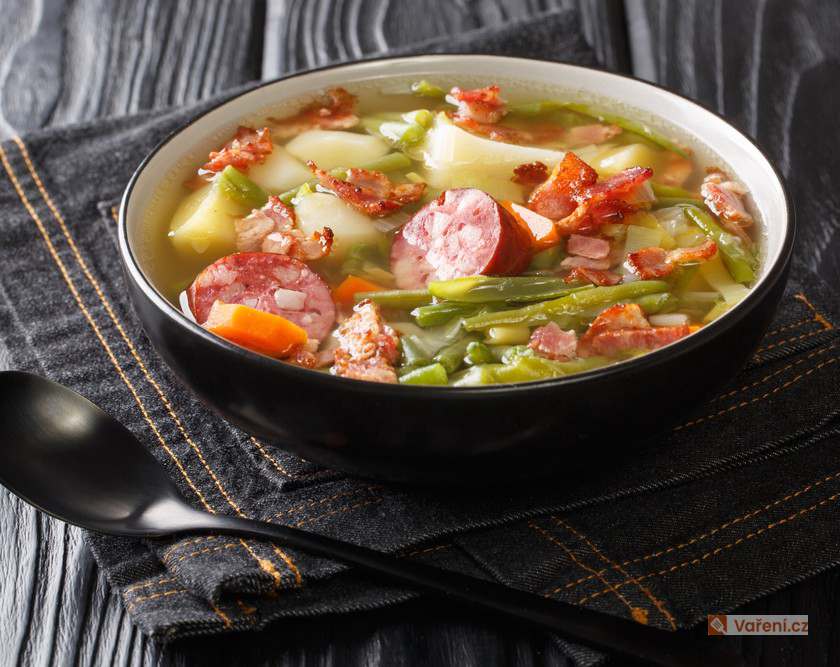 Bramborová polévka s párkem