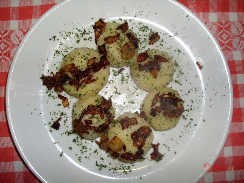 Bramborové  knedlíky se salámem a zelím - fotografie 2