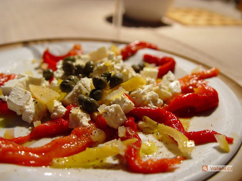 Salát z pečených paprik se sýrem feta