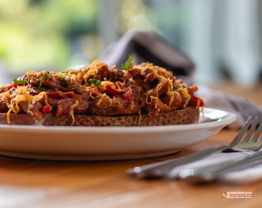 Topinky s masovou směsí a sýrem