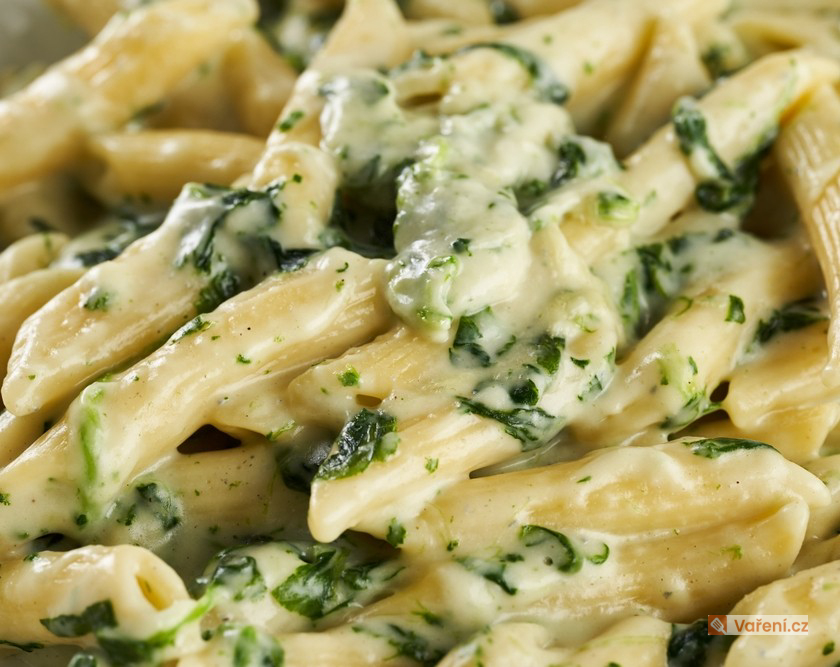 Těstoviny ve smetanovo-špenátové omáčce