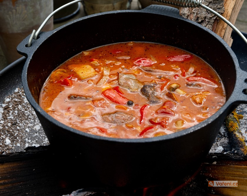 Gulášová polévka s lečem