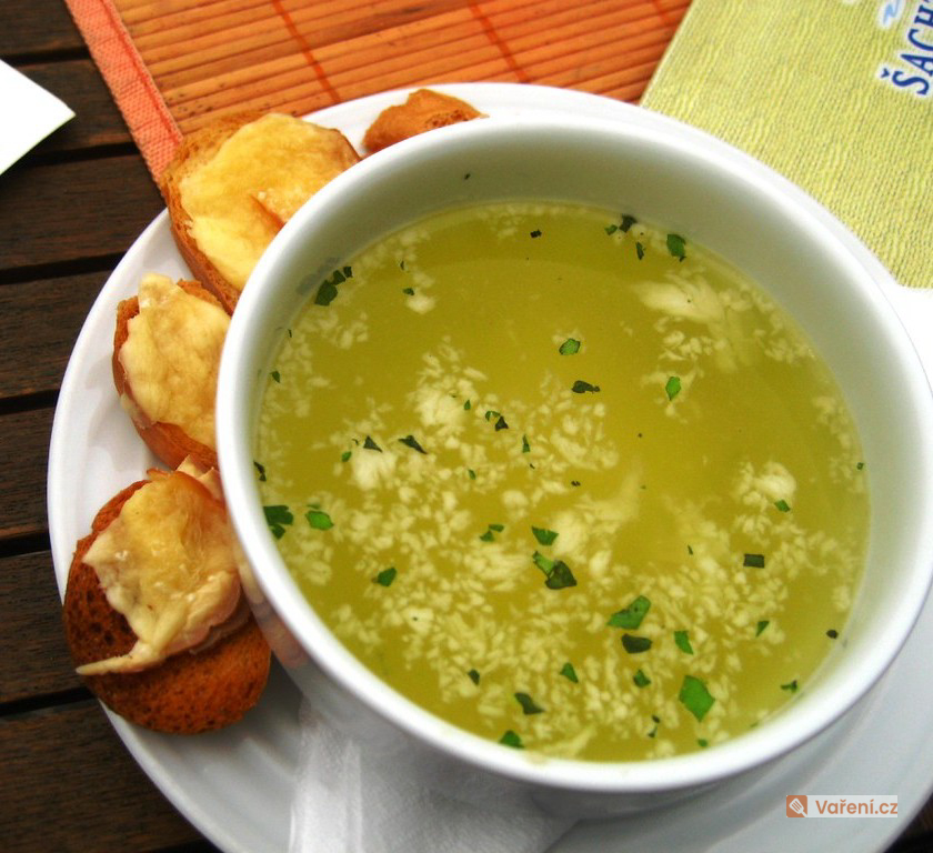 Česneková polévka s bramborem