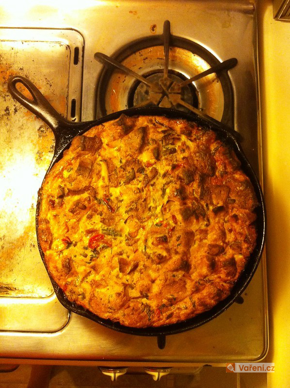 Chlebový nákyp s čedarem a brokolicí