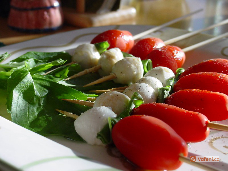 Špízy alla Caprese s dresingem