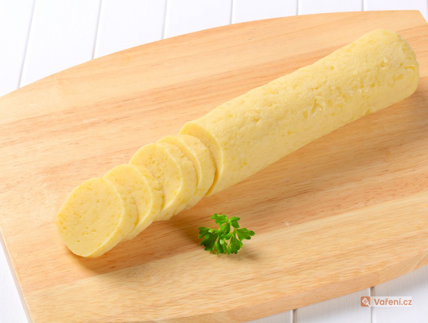 Bramborové knedlíky ze syrových a vařených brambor