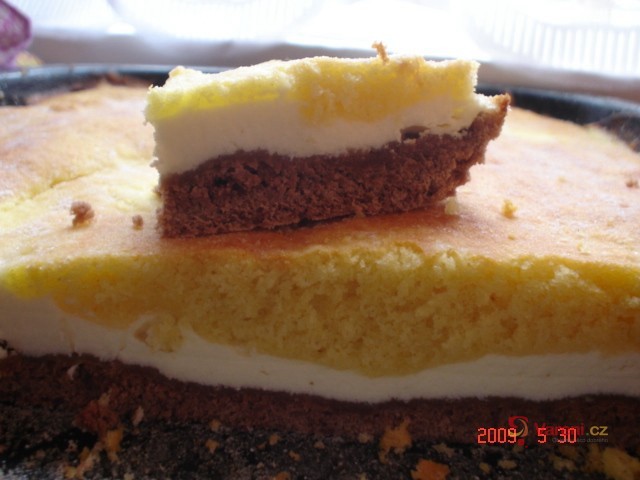 Trojbarevný koláč - fotografie 2