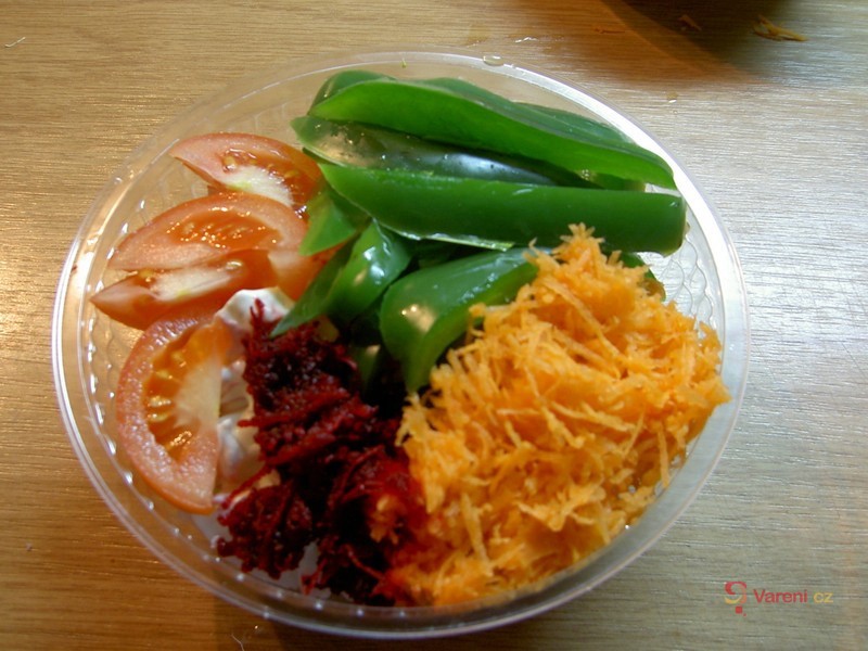 Zeleninová miska s krabím salátem