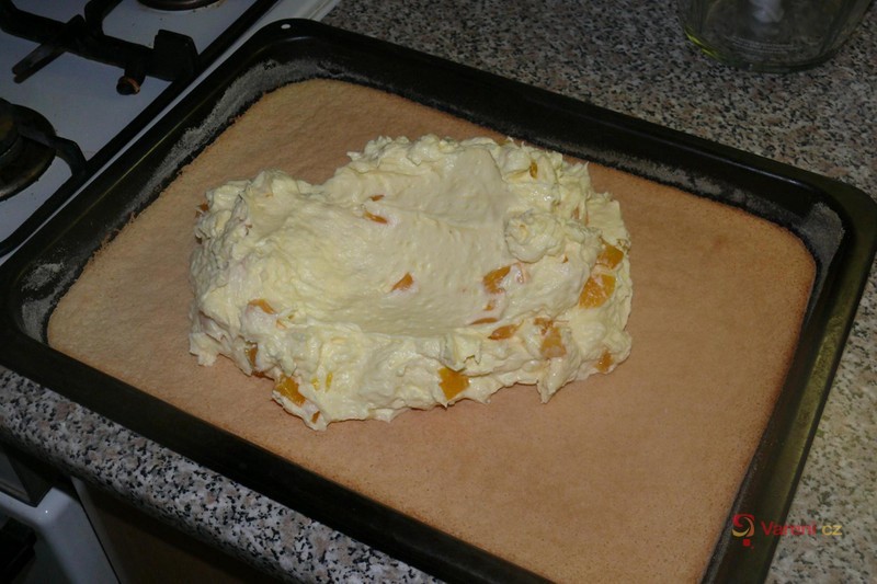 Pudinkové řezy s broskvemi a šlehačkou - fotografie 2