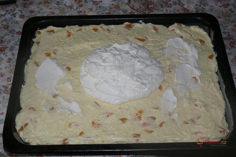 Pudinkové řezy s broskvemi a šlehačkou - fotografie 3