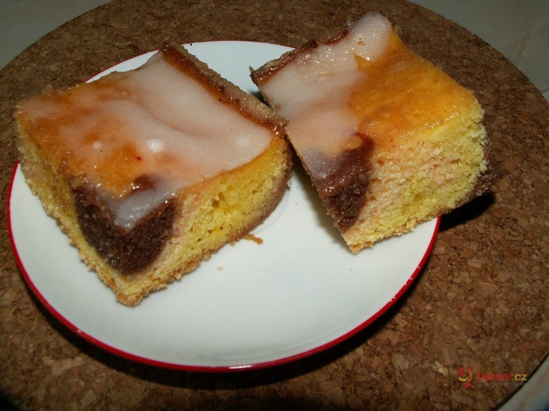 Papouščí koláč se šlehačkou - fotografie 2