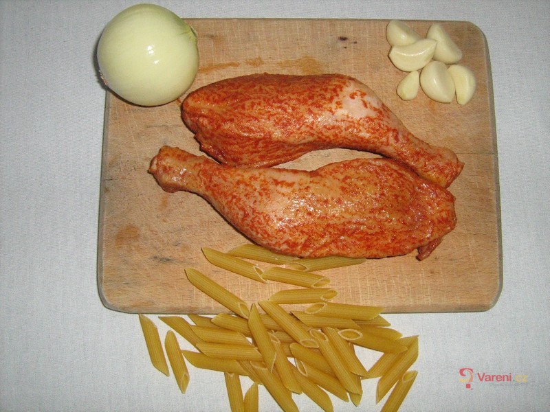 Uzená kuřecí stehna s těstovinami