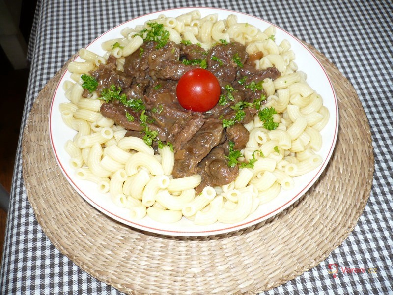 Domácí guláš zahuštěný chlebem - fotografie 2