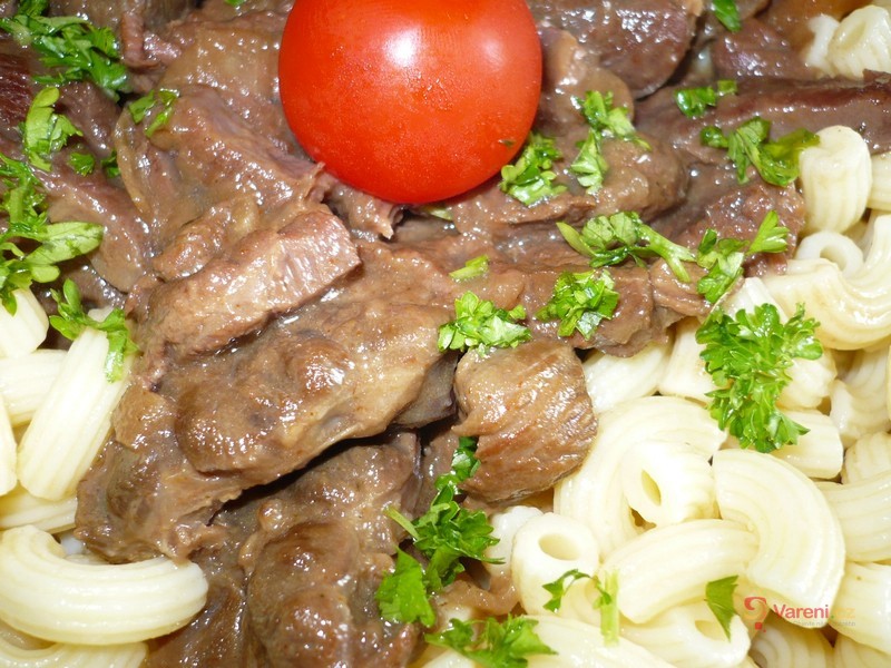 Domácí guláš zahuštěný chlebem - fotografie 3