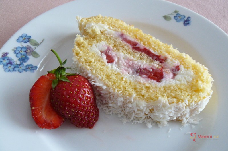 Roláda s jahodami a tvarohovým krémem - fotografie 3