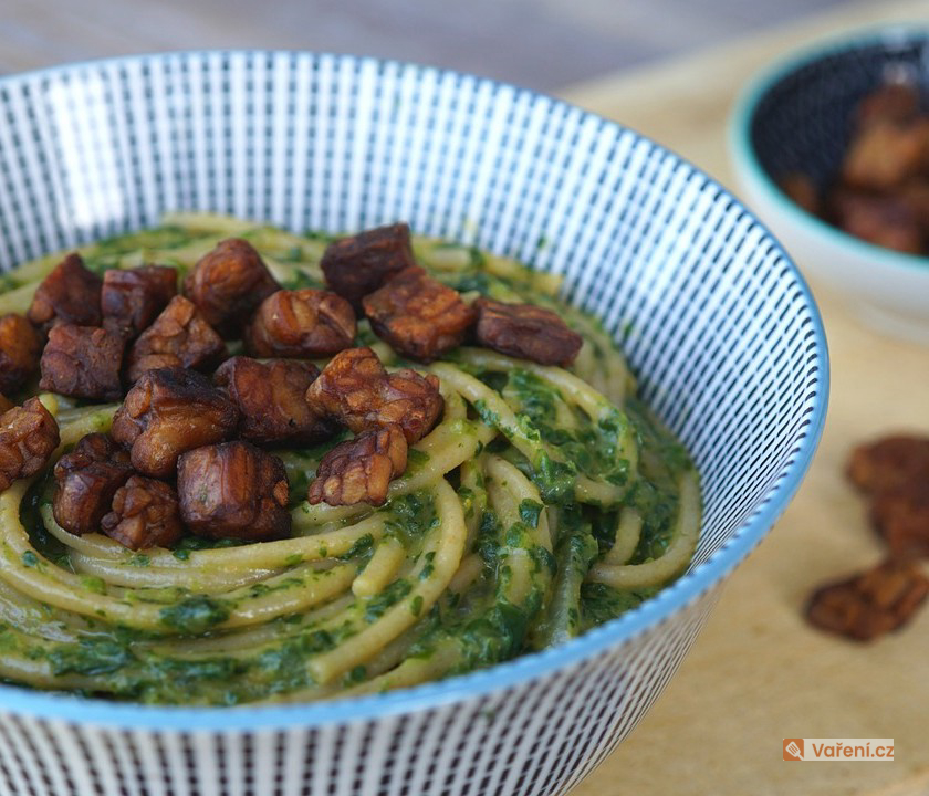 Špagety s pestem a kuřecím masem