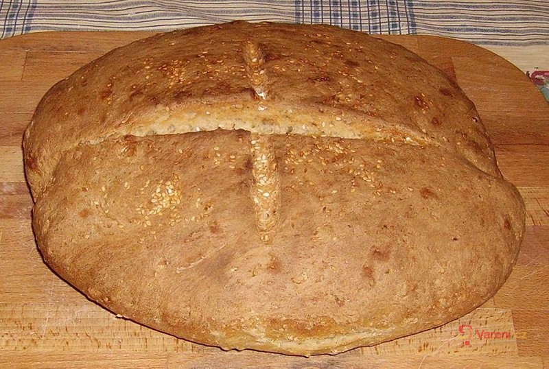Domácí chléb s česnekem a semínky - fotografie 5