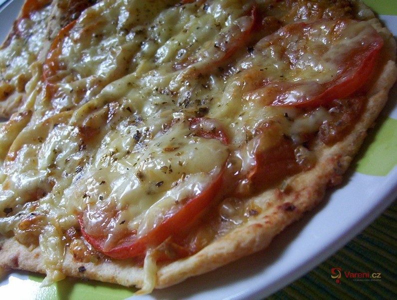 Rajčatovo-sýrová pizza