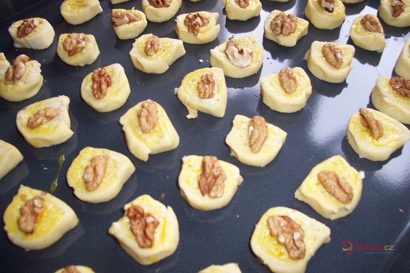 Šnečci se sýrovou náplní s ořechy - fotografie 4