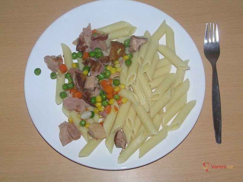 Uzená kuřecí stehna s těstovinami - fotografie 4