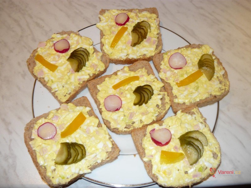 Vaječná pomazánka se šunkou a bylinkami - fotografie 2