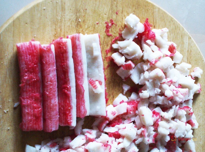 Klíčkový salát z krabích tyčinek - fotografie 2