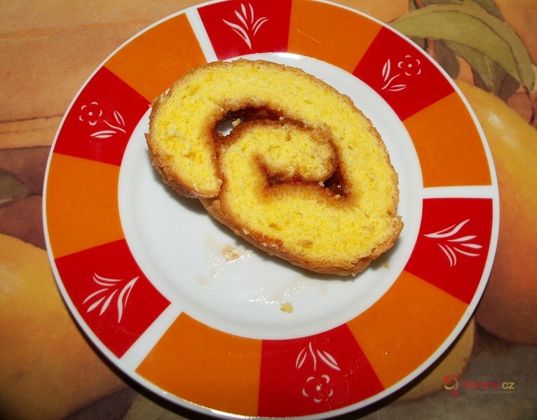 Piškotová roláda z hrubé mouky - fotografie 2