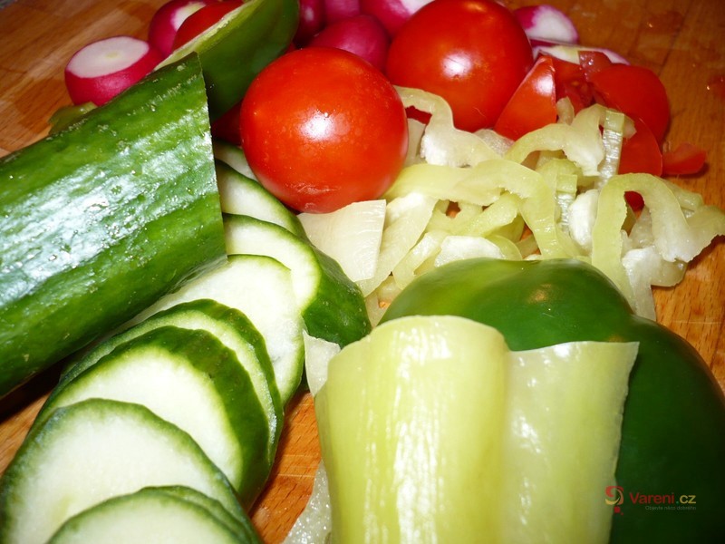 Jarní salát z čerstvé zeleniny - fotografie 2