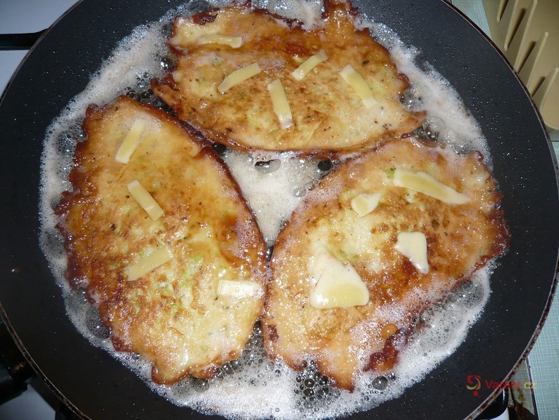 Cuketové bramboráky  se špenátem a hermelínem - fotografie 5