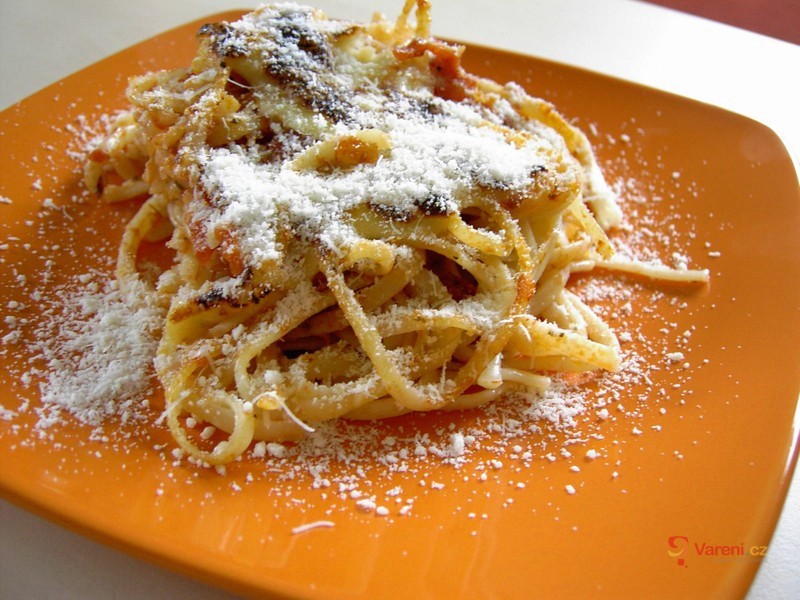 Zapečené špagety s rajčatovou omáčkou