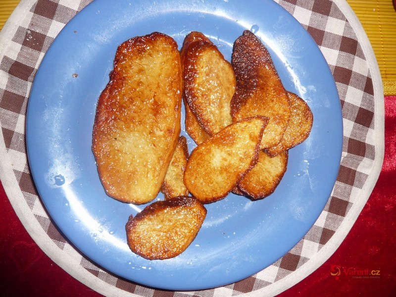 Smažené brambory s jemným párkem - fotografie 4