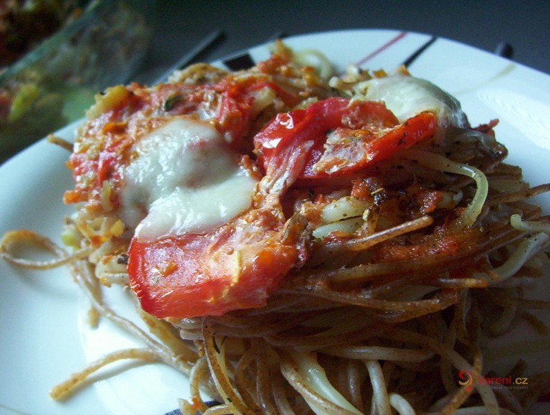 Špagety s rajčaty a pestem