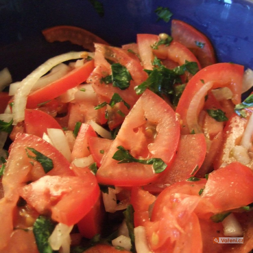 Letní rajčatový salát s cibulí - fotografie 2