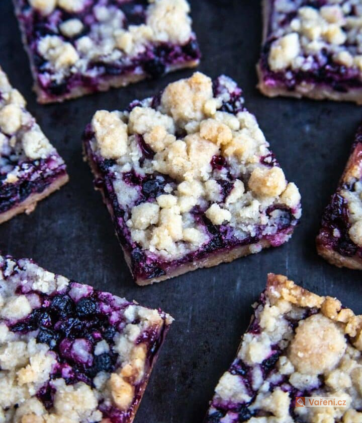 Kynutý koláč s třešněmi a drobenkou