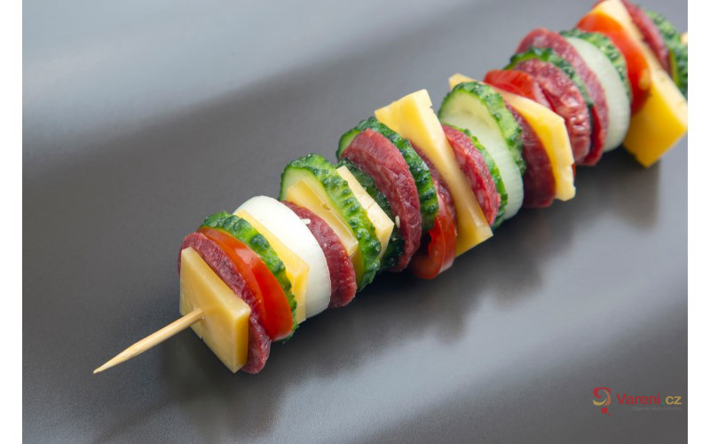 Sýrový špíz s klobásou a celerem